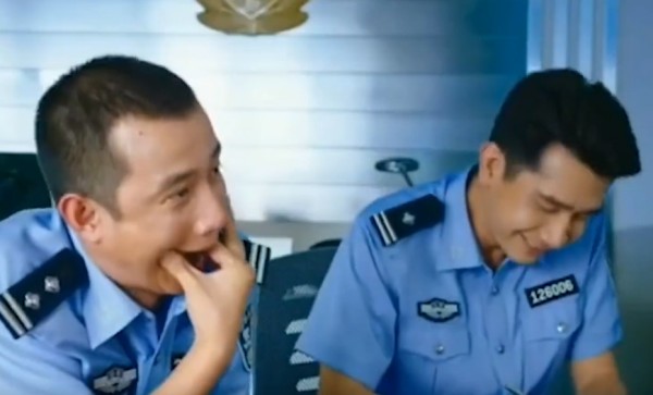 电子布丁：《美人鱼》两个大笑的警察